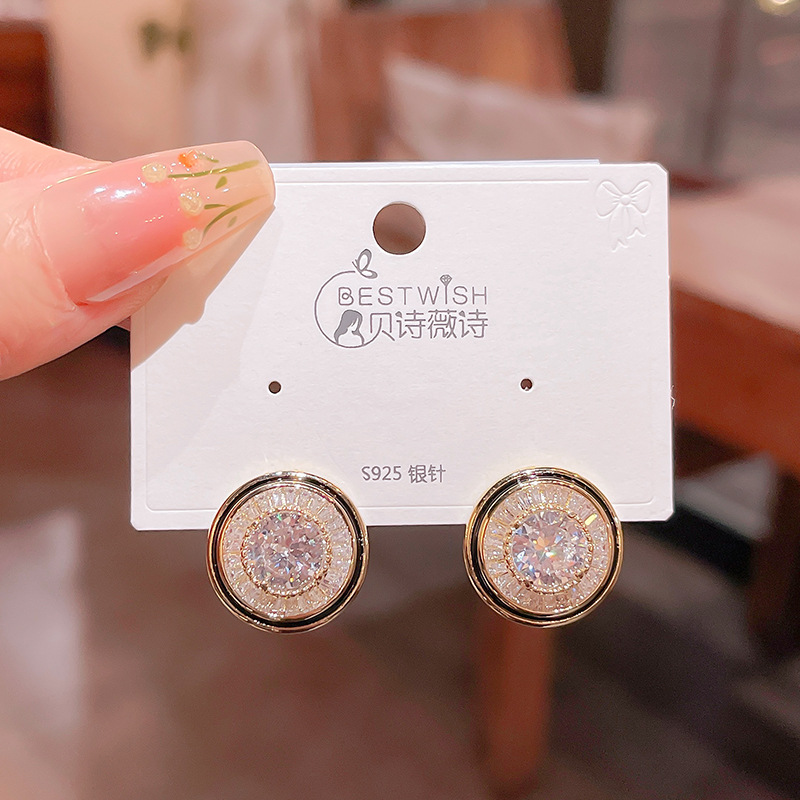 Bông tai thiết kế Hàn quốc full đá zircon viền nhấn đen độc đáo, sang trọng B2650