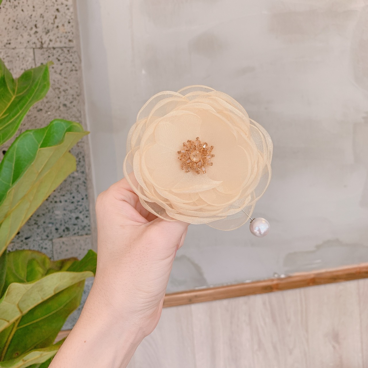 Trâm cài áo HOA handmade thiết kế cao cấp Voan MÀU DA ánh kim nhuỵ cườm CAM AC3005