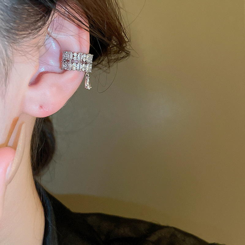 Kẹp vành tai 1 bên ĐÁ zircon GIỌT NƯỚC cao cấp màu BẠC B2580