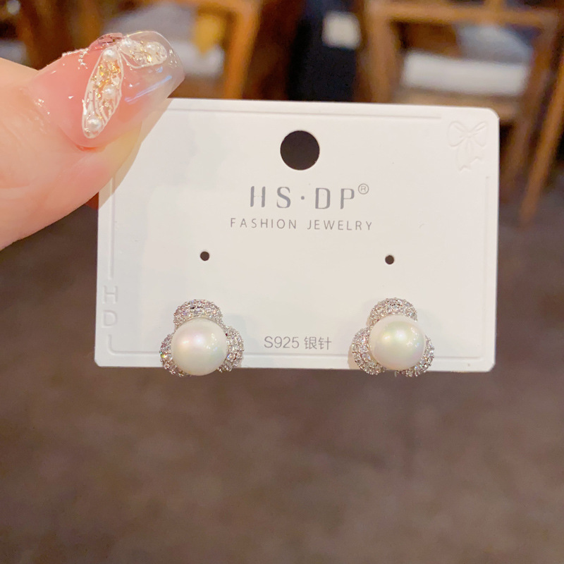 Bong tai HOA 3 cánh đá zircon NGỌ NHỤY cao cấp xi bạc 925 sát tai sang trọng B2730