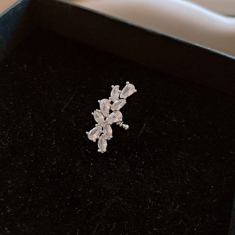 Kẹp vành tai 1 bên chiếc lá ĐÍNH ĐÁ zircon xi bạc pha cao cấp sáng đẹp B2581