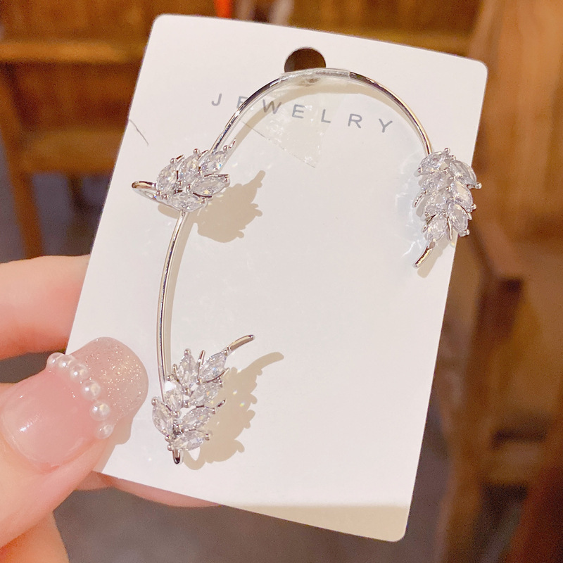 Móc tai Lông Vũ 1 bên đá zircon cao cấp xi bạc 925 sáng đẹp độc đáo, chất cá tính B2773