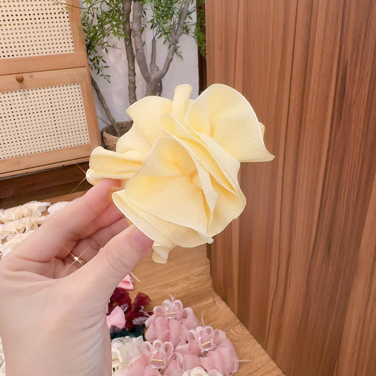 Kẹp càng cua 3 răng HOA tone VÀNG B2909