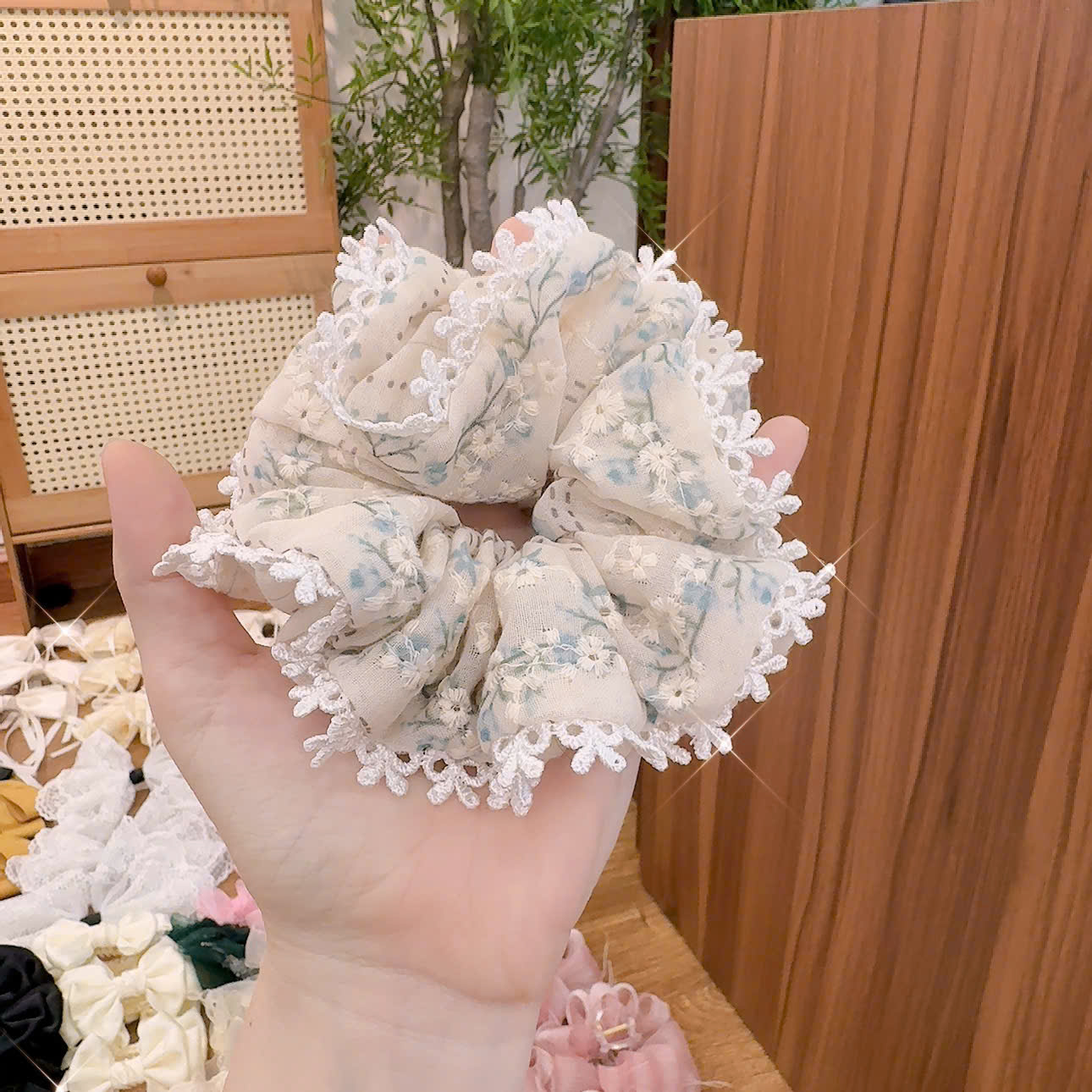 Cột tóc Ren viền họa tiết HOA LÁ XANh B2930