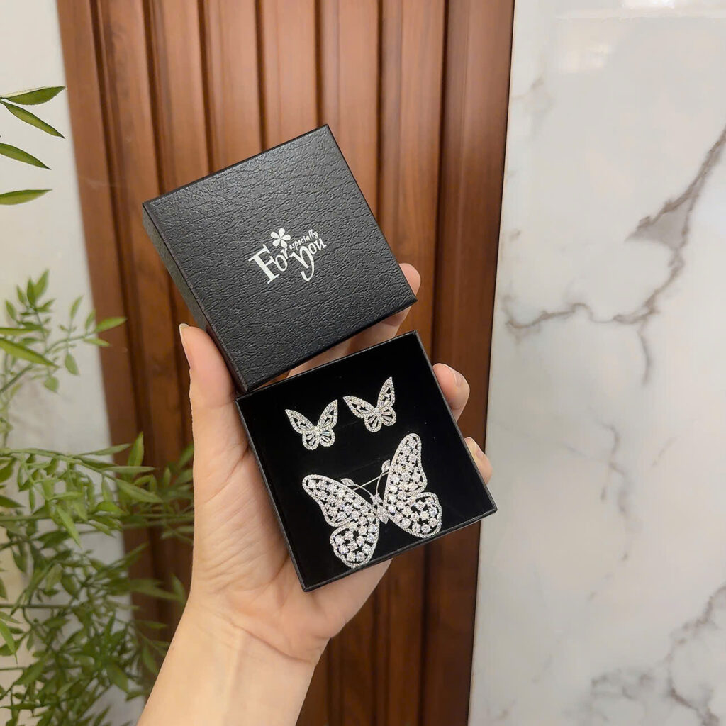 Sét bộ quà tặng (BÔNG TAI +CÀI ÁO) cao cấp Đá zircon xi bạc 925 SANG TRỌNG B03946