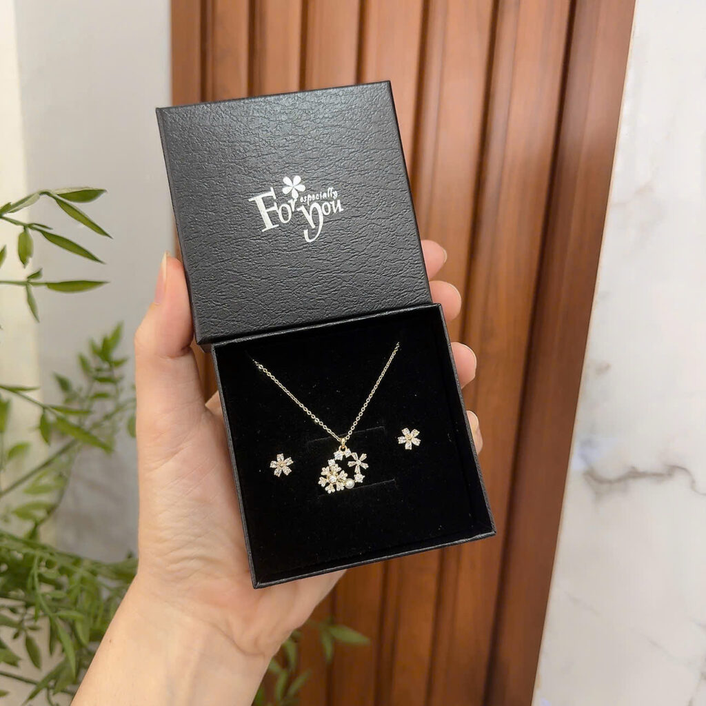 Sét bộ quà tặng (BÔNG TAI _ DÂY CHUYỀN) HOA đá zircon xi vàng pha cao cấp (có hộp như hình ) B02578
