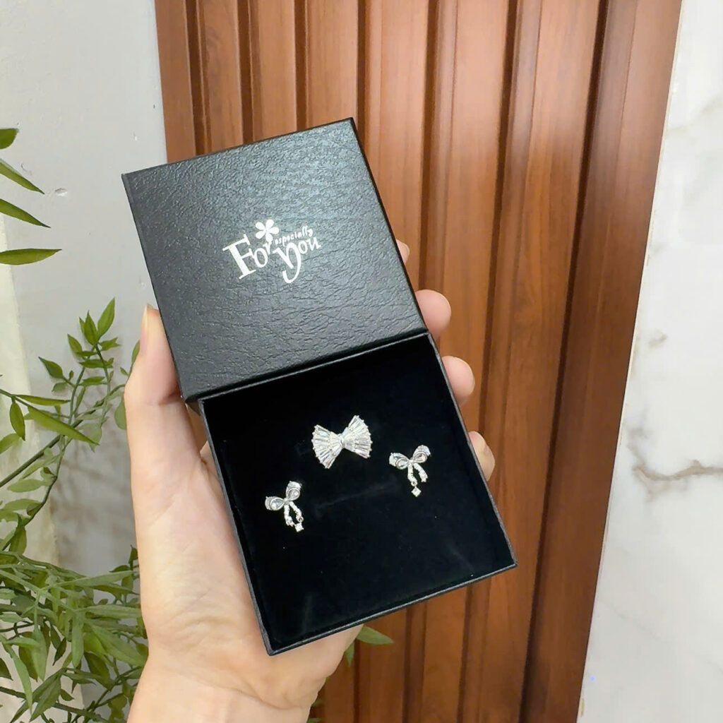 Sét bộ quà tặng (BÔNG TAI _ CÀI ÁO) Nơ đá zircon xi bạc 925 cao cấp ( có hộp như hình ) B02718