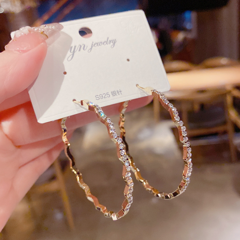 Bông tai sóng tròn full đá zircon xi vàng pha cao cấp, basic sang trọng DDK 4.5cm B3070