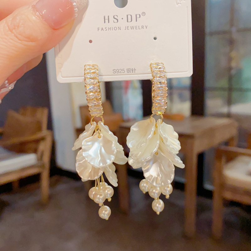 Bông tai tua rua chiếc lá ngọc trai mix đá, bông tai thiết kế hàn quốc sang trọng độc đáo B3094