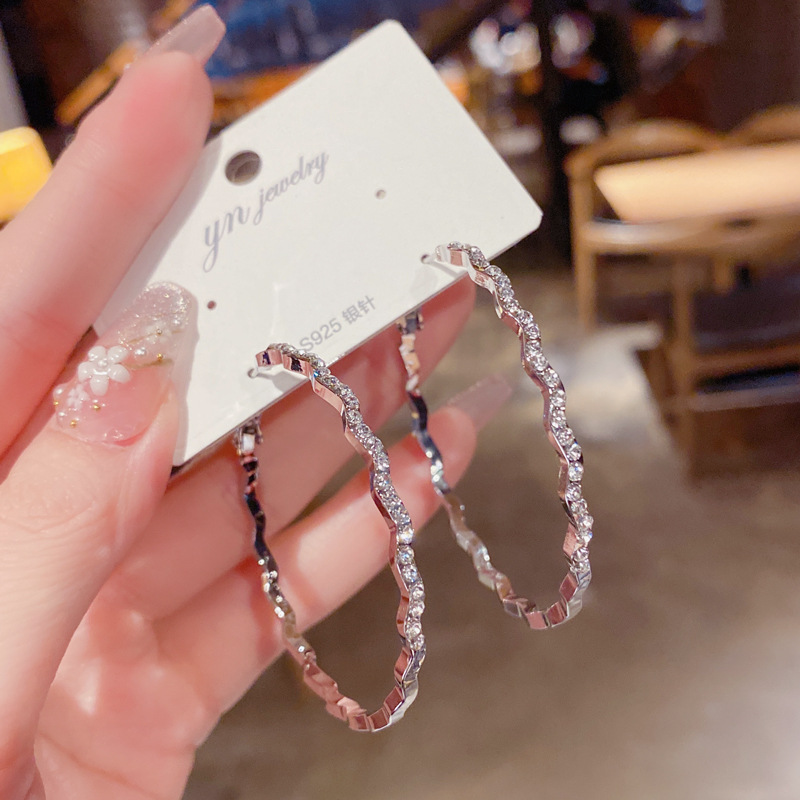 Bông tai sóng tròn full đá zircon xi bạc 925 cao cấp, basic sang trọng ĐK 4.5cm B3071