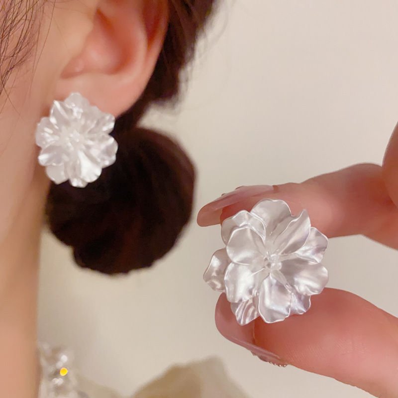 Bông tai Cánh hoa tầng cao cấp màu trắng phong cách sang trọng, ngọt ngào, thiết kế Hàn quốc sang trọng B3075