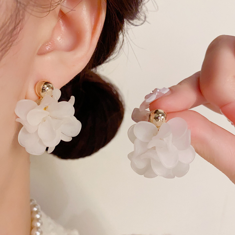 Bông tai Cánh hoa MÀU TRẮNG, bông tai thiết kế độc đáo sang trọng B3079