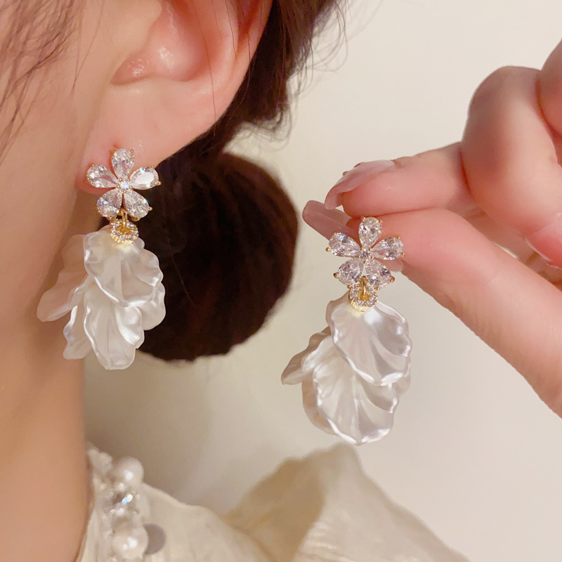 Bông tai cánh trắng mix hoa 5 cánh đá zircon cao cấp xi vàng pha, thiết kế độc đáo B3090