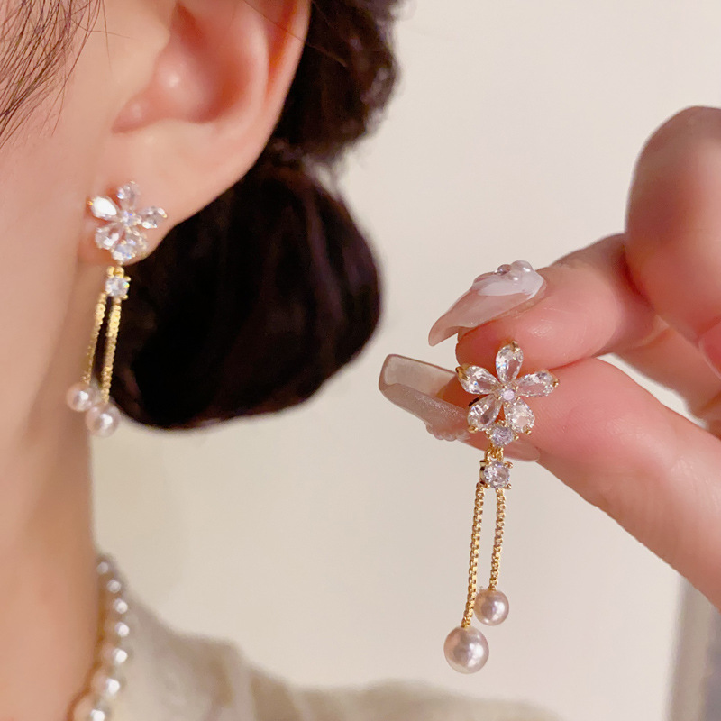 Bông tai Hoa 5 cánh đá zircon tua rua nhẹ nhàng xi vàng pha cao cấp, thiết kế hàn quốc sang trọng B3096