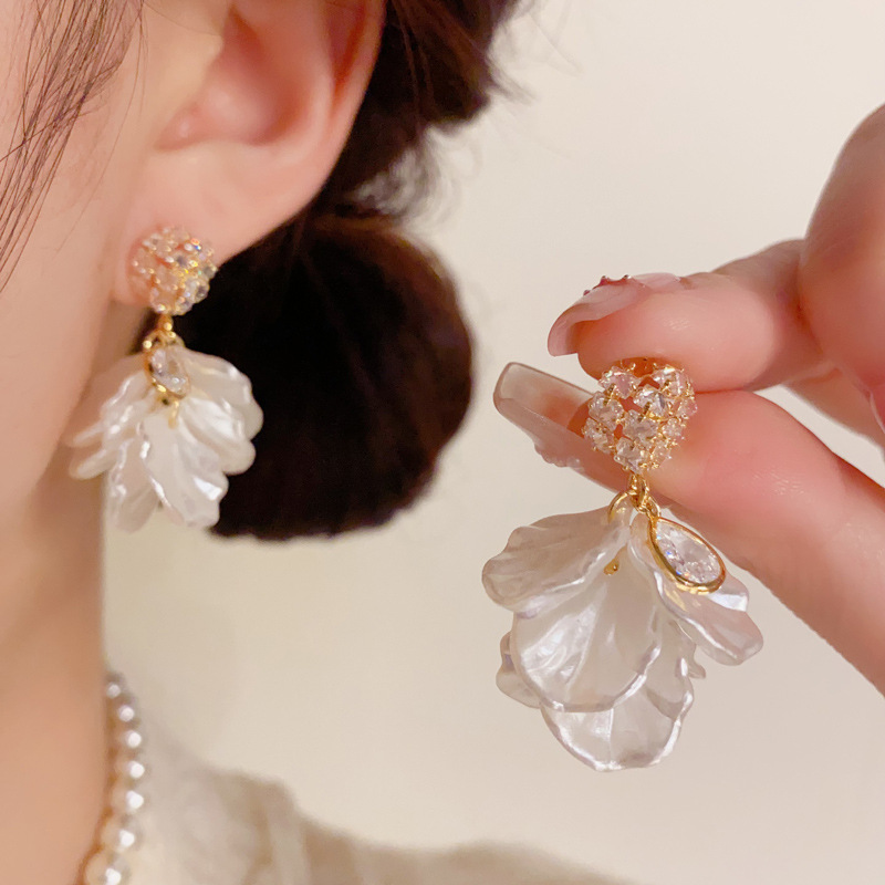 Bông tai tua rua cánh HOA TRẮNG  quả cầu đính đá zircon cao cấp, bông tai thiết kế Hàn quốc B3098