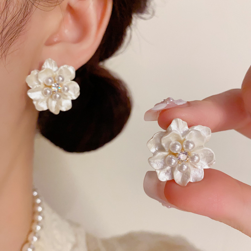 Bông tai HOA TRÀ nhụy ngọc trai xi vàng pha cao cấp, thiết kế đôc đáo, hàn quốc sang trọng B3106