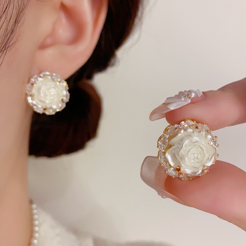 Bông tai sát tai HOA HỒNG TRẮNG viền đá zircon xi bạc 925 cao cấp B3085