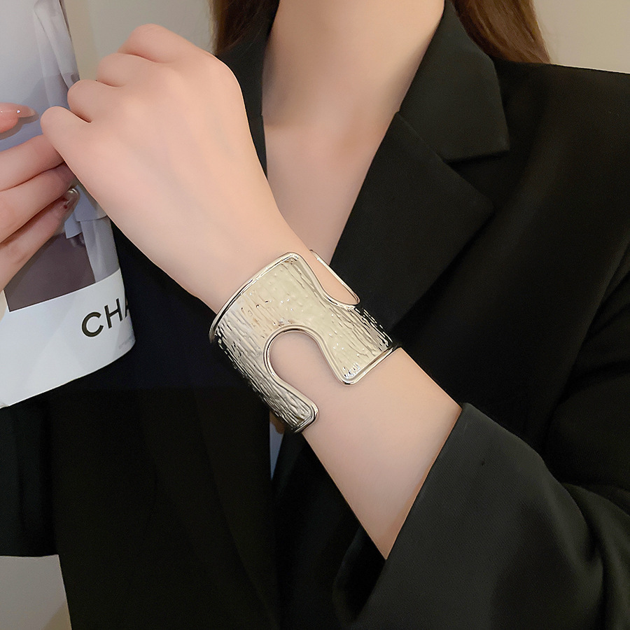 Vòng tay kim loại khối bản rộng tròn màu BẠC có khuyết, phụ kiện vòng tay cá tính B3599