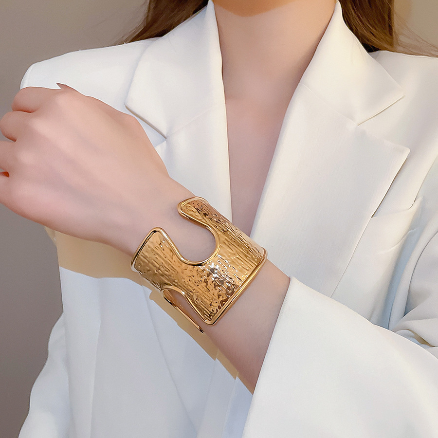 Vòng tay kim loại khối bản rộng tròn màu VÀNG có khuyết, phụ kiện vòng tay cá tính B3600