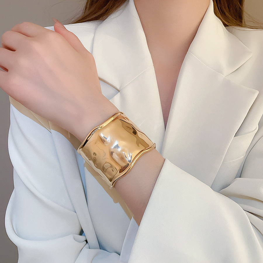 Vòng tay KHỐI màu VÀNG sóng nhẹ tạo độ bóng sáng lấp lánh, vòng tay nữ cá tính độc đáo B3601