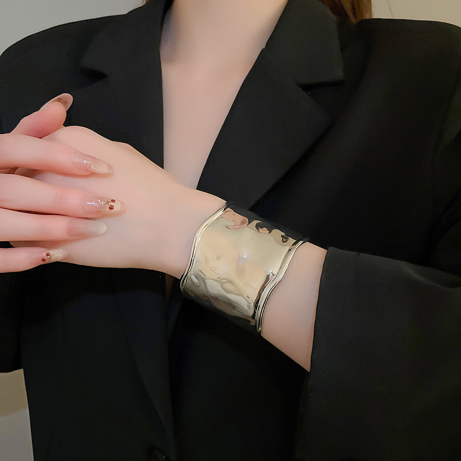 Vòng tay KHỐI màu BẠC sóng nhẹ tạo độ bóng sáng lấp lánh, vòng tay nữ cá tính độc đáo B3602