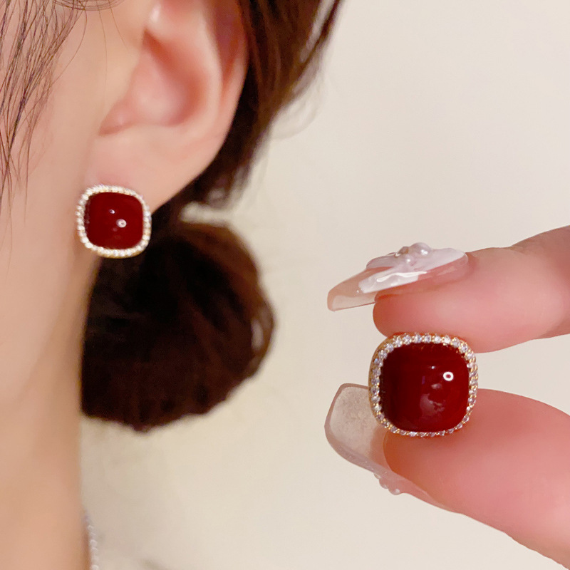 Bông tai Hình học ĐỎ ĐÔ viền đá zircon cao cấp, phụ kiện bông tai đẹp độc đáo B3492