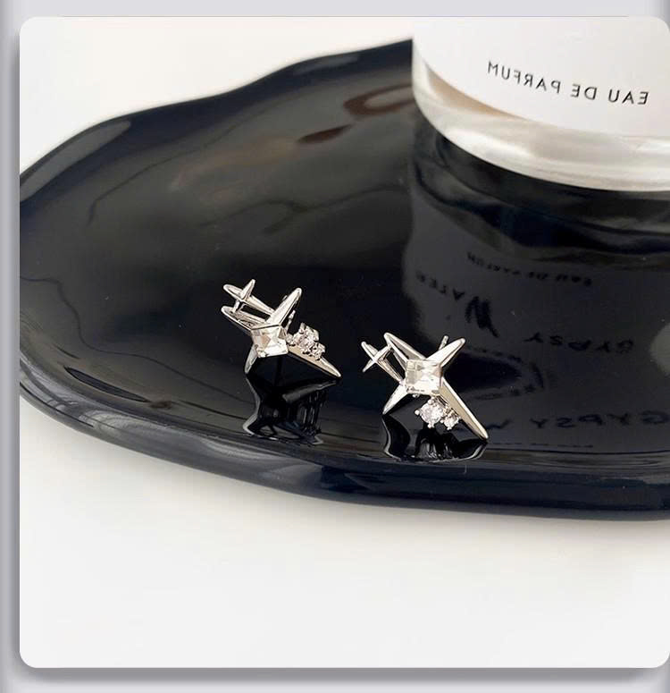 Bông tai NAM NỮ, unisex ngôi sao 4 cánh nhụy đá màu bạc B4382