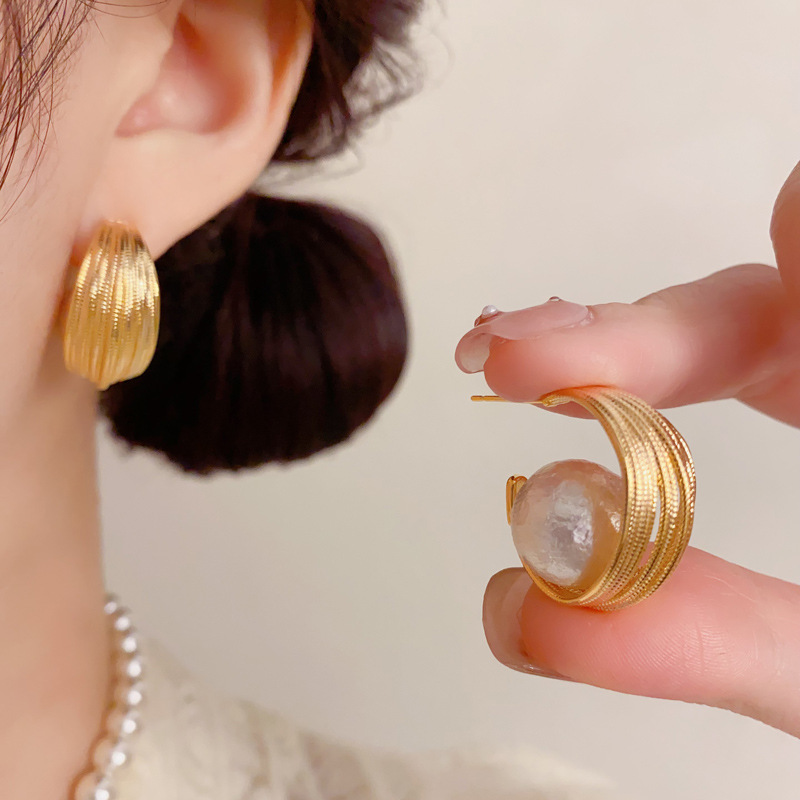 Bông tai chữ C xi vàng pha cao cấp Hạt Cotton ngọc trai, Hoa tai thiết kế Hàn quốc phong cách Châu âu sang trọng B4546