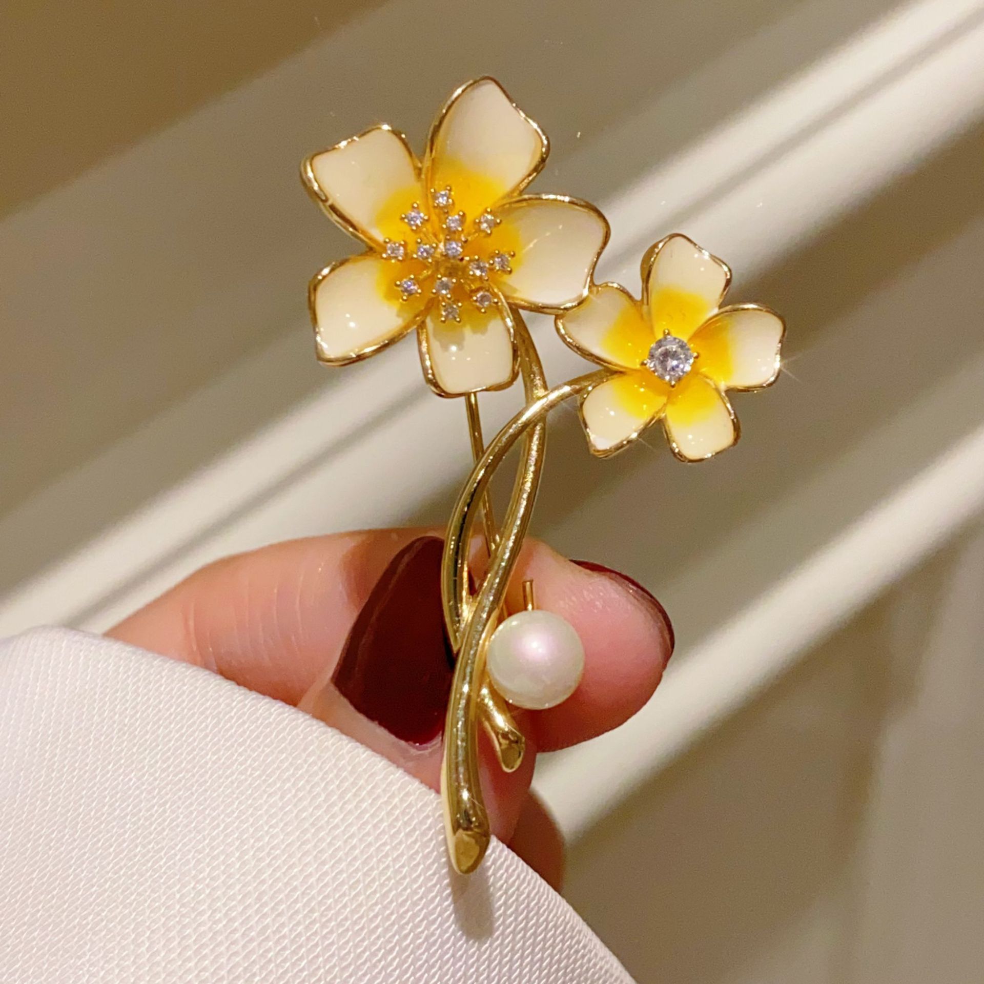 Cài áo HOA SỨ Màu vàng cao cấp, Ghim cài áo nữ độc đáo thiết kế Hàn Quốc sang trọng B4161