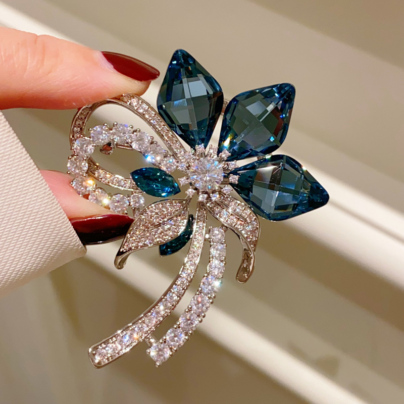 Cài áo HOA pha lê xanh trong suốt cao cấp, Ghim cài áo xi bạc 925 đính đá zircon thiết kế Hàn Quốc B4166