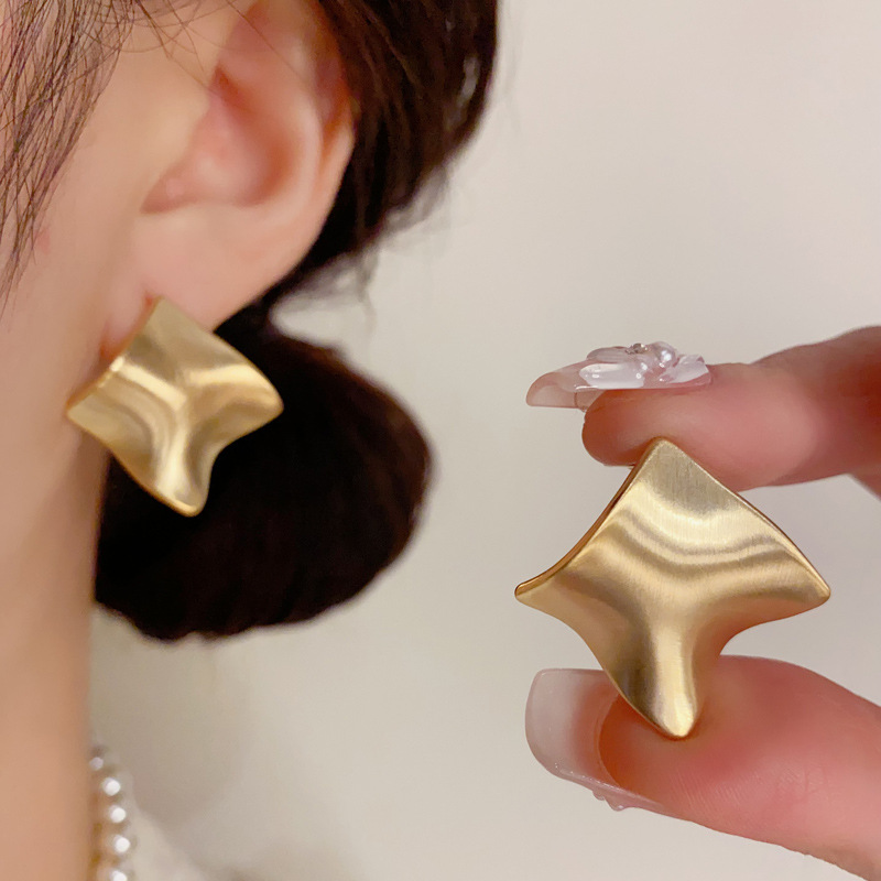 Bông tai hình vuông SÓNG xướt thiết kế Hàn quốc độc đáo sang trọng, Hoa tai thiết kế xi vàng pha cao cấp B4431