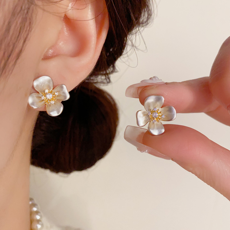 Bông tai HOA 4 CÁNH nhụy đá zircon xi vàng pha cao cấp, Hoa tai thiết kế hàn quốc độc đáo B4434