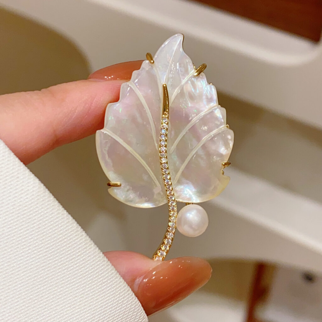 Cài áo chiếc lá ngọc trai nước ngọt tự nhiên cao cấp, Trâm cài áo nữ thiết kế Hàn quốc sang trọng B4179