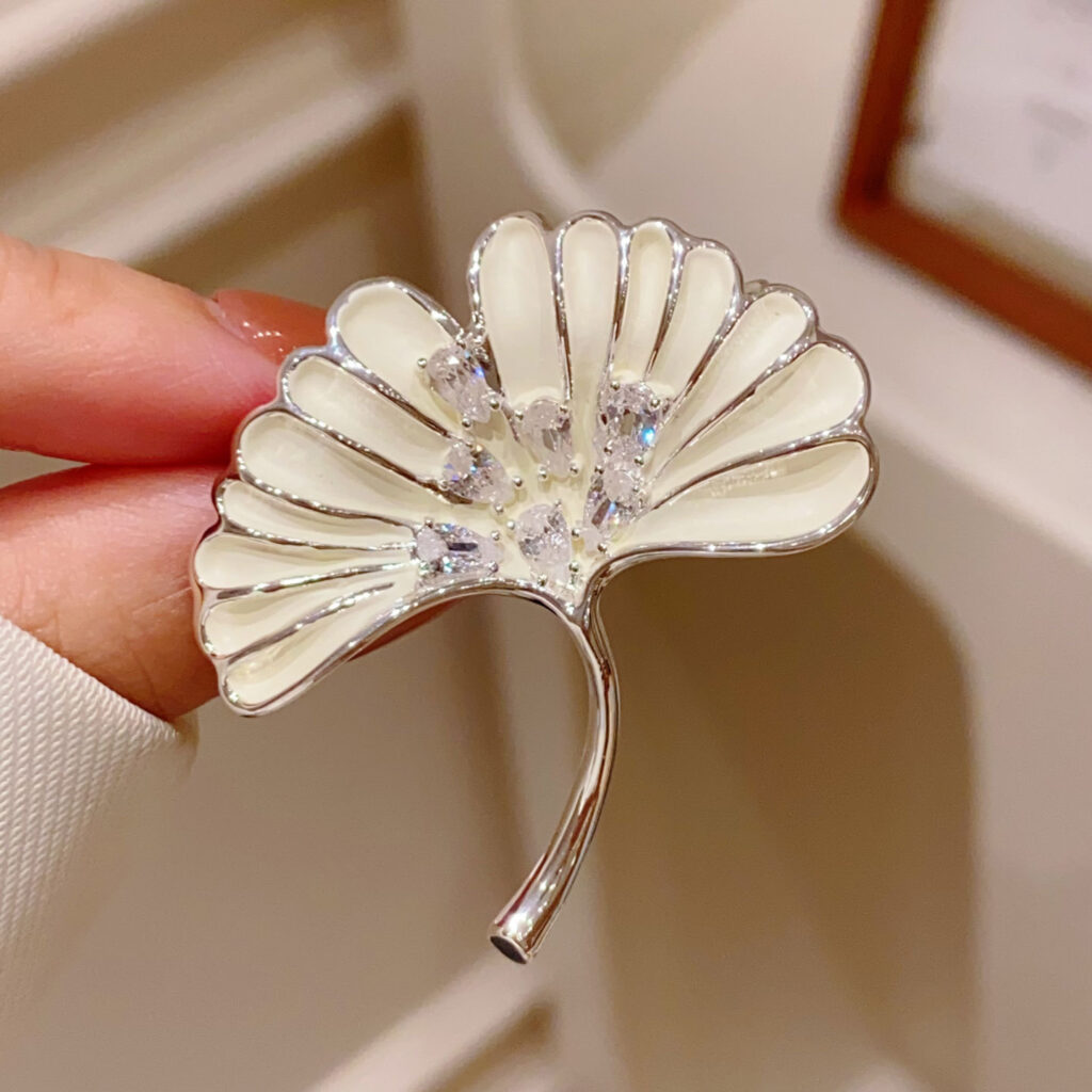 Cài áo LÁ BẠCH QUẢ màu trắng cao cấp, trâm cài áo thiết kế Hàn Quốc sang trọng B41810