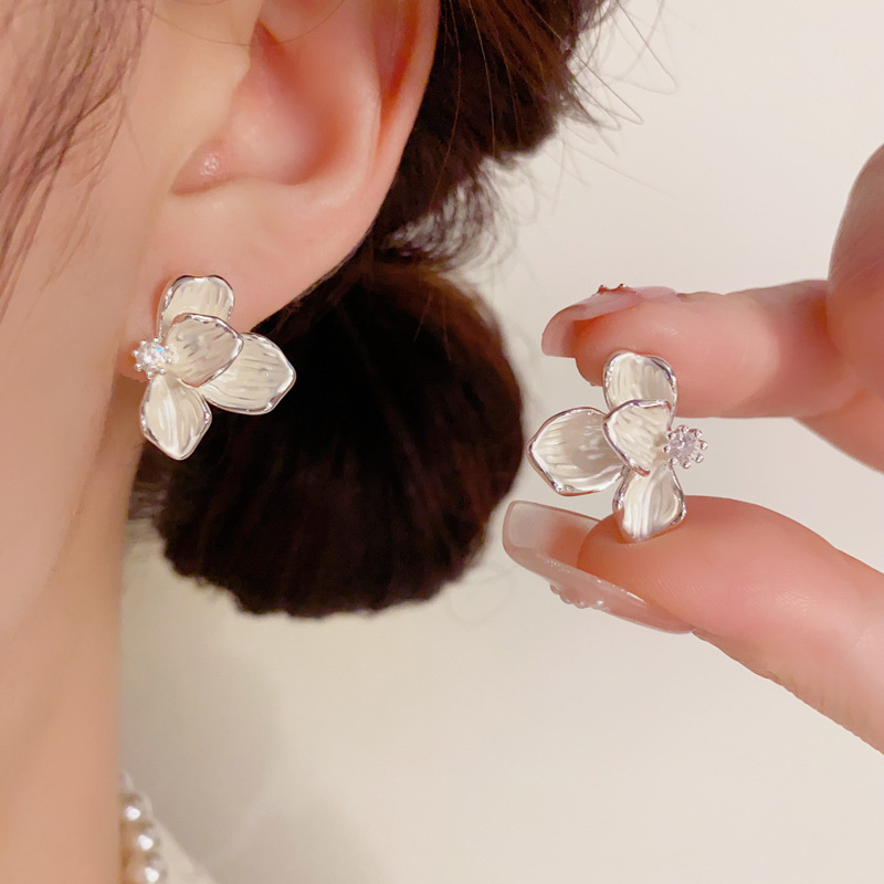 Bông tai HOA 3 cánh đối xứng MÀu bạc cao cấp, Hoa tai thiết kế Hàn quốc sang trọng, độc đáo B4447