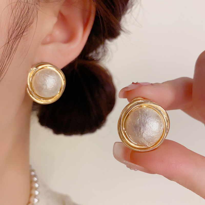 Hoa tai NGỌC TRAI viền vàng xoắn cao cấp, Bông tai thiết kế Hàn Quốc sang trọng độc đáo B4450