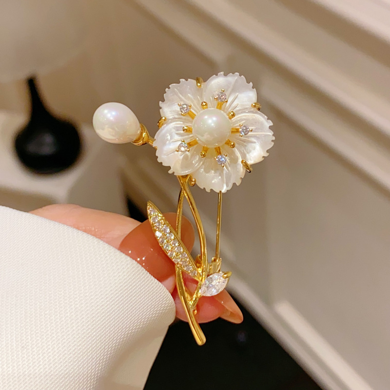 Cài áo HOA 5 cánh vỏ sò tự nhiên xi vàng pha cao cấp, TRâm cài áo thiết kế HÀN QUỐC độc đáo sang trọng B4149