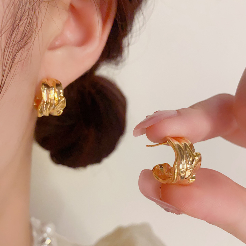 Hoa tai chữ C nếp gấp không đều xi vàng pha cao cấp, hoa tai thiết kế phong cách Châu Âu B4456