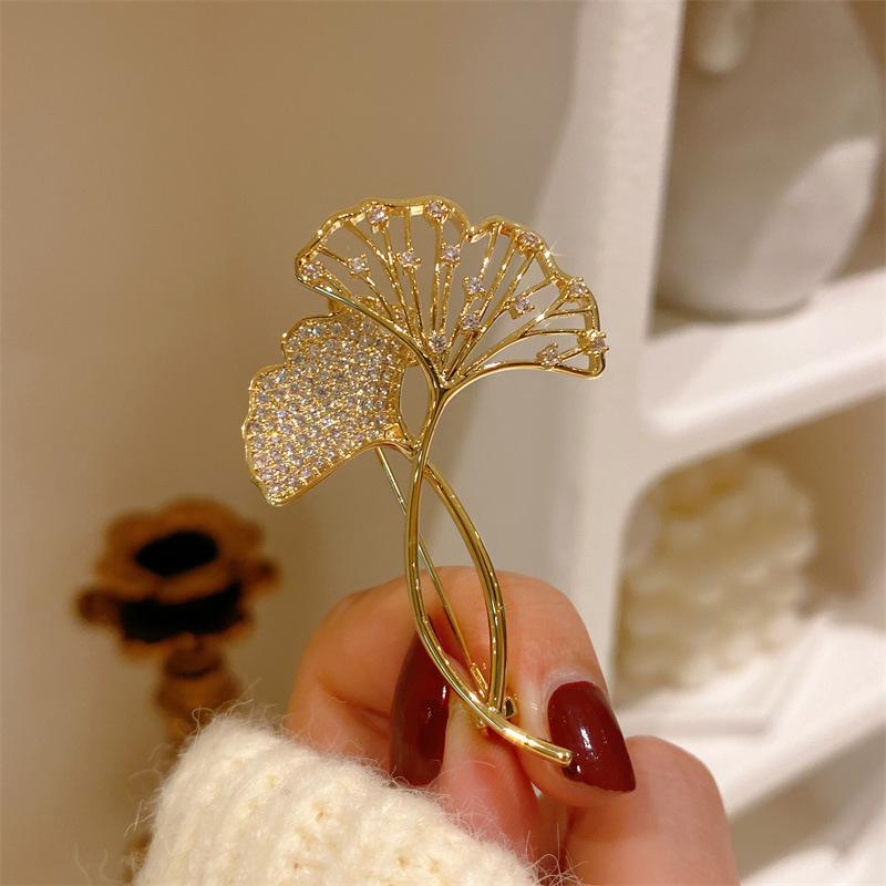 Cài áo Lá bạch quả đính đá zircon cao cấp, Trâm cài áo nữ thiết kế Hàn quốc cao cấp, sang trọng, quà tặng độc đáo B4152