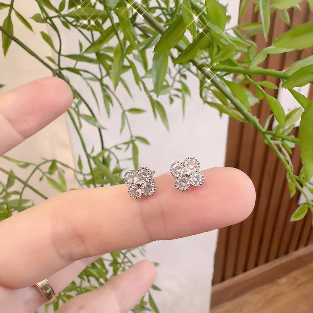Bông tai cỏ 4 lá nhí đá zircon trắng viền xi bạc 925 cao cấp, hoa tai nhí sát tai sang trọng độc đáo B4568