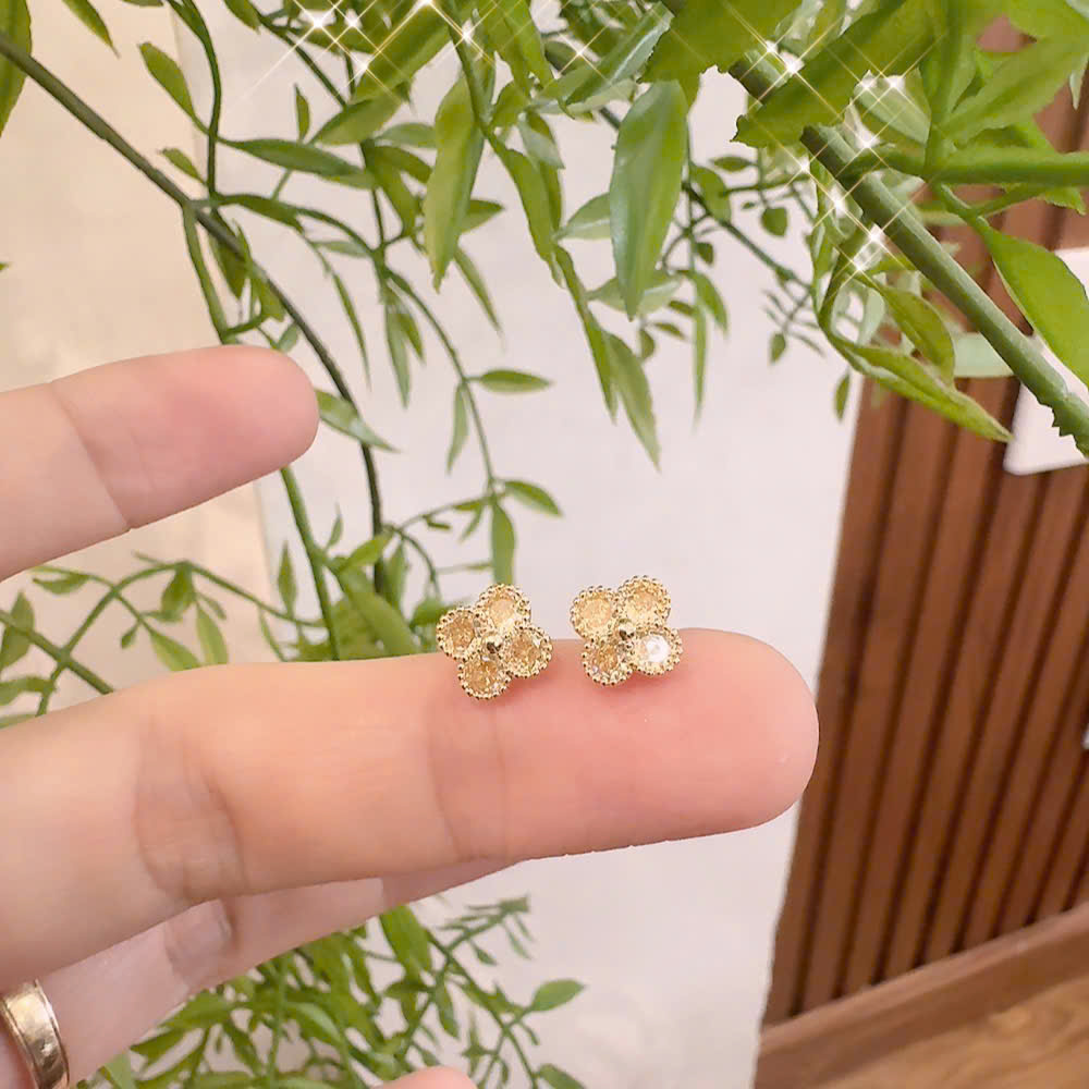 Bông tai cỏ 4 lá nhí đá VÀNG viền xi vàng pha cao cấp, bông tai nhí sát tai thiết kế lấp lánh sang trọng B4570