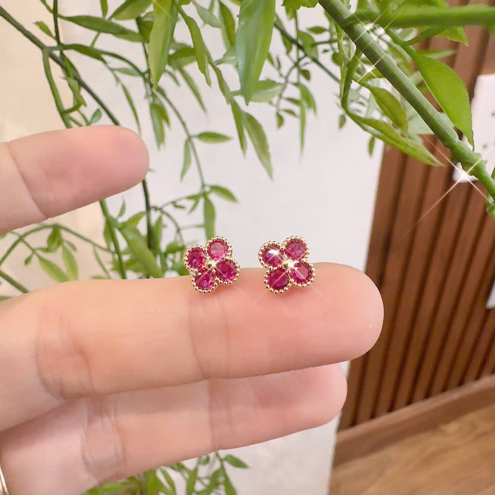 Bông tai cỏ 4 lá nhí đá HỒNG ĐỎ viền xi vàng pha cao cấp, bông tai nhí sát tai thiết kế lấp lánh sang trọng B4571