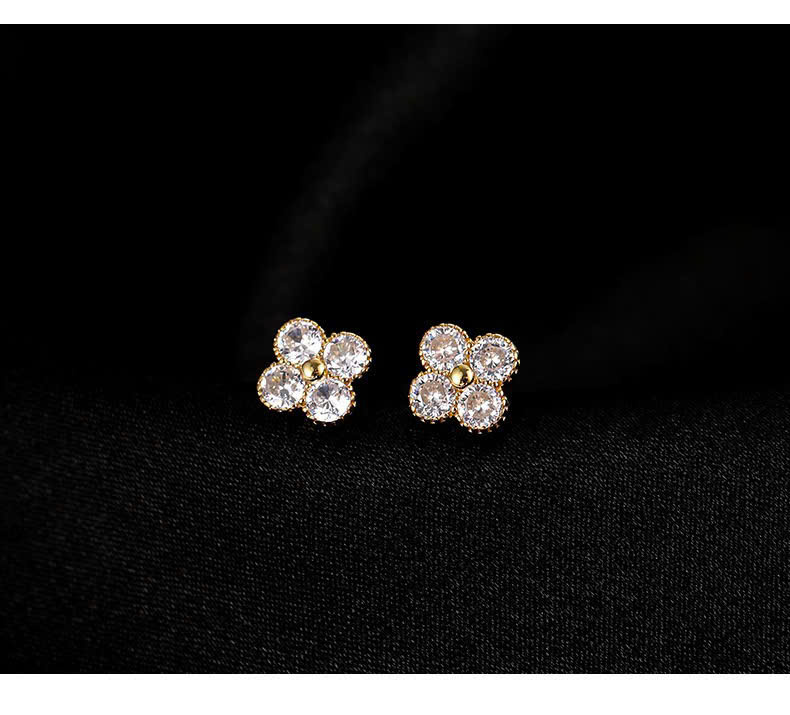 Bông tai cỏ 4 lá nhí đá TRẮNG viền xi vàng pha cao cấp, bông tai nhí sát tai thiết kế lấp lánh sang trọng B4573