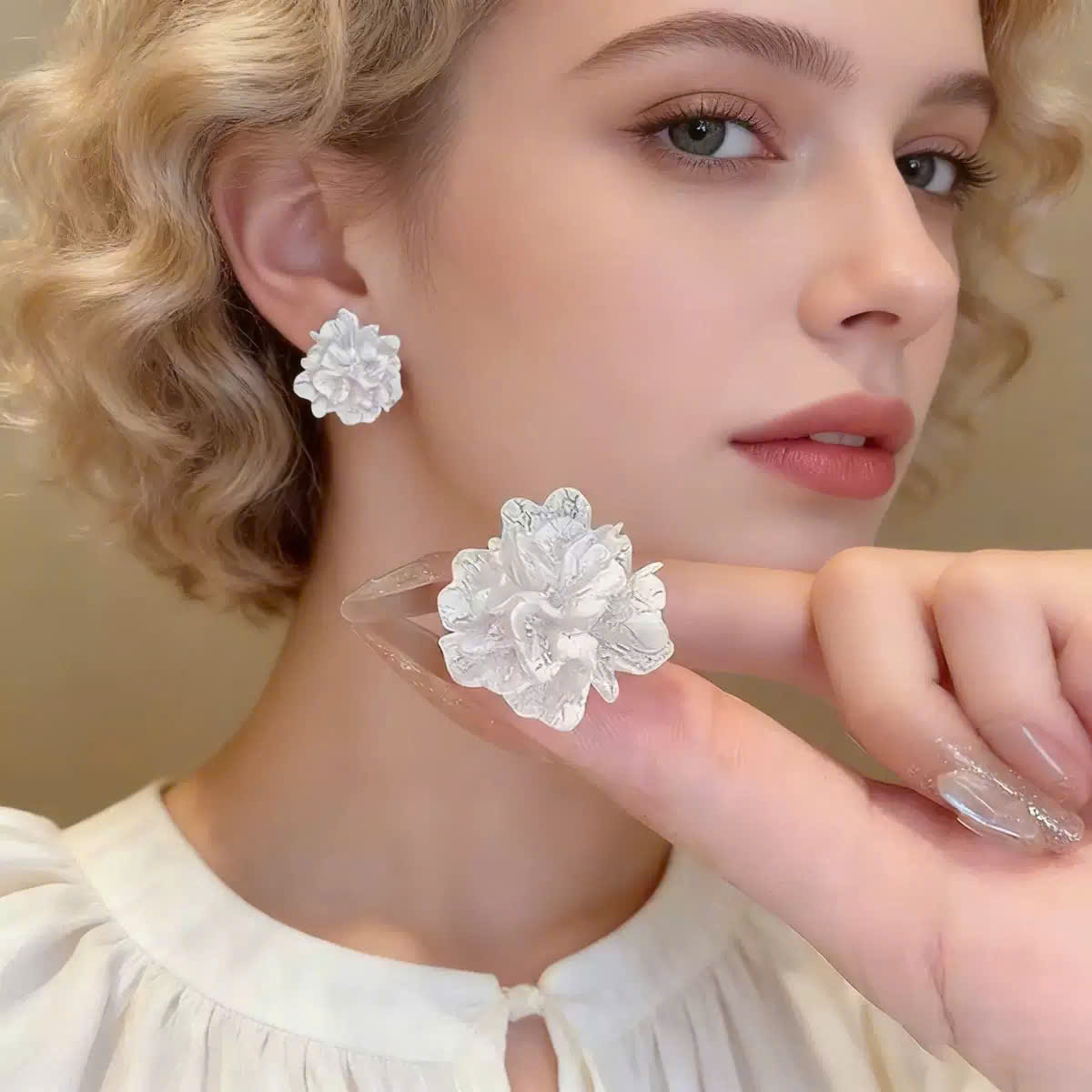 Bông tai HOA vân TRẮNG KEM, bông tai cô dâu, hoa tai thời trang hoa đi tiệc, bông tai mang áo dài B4851