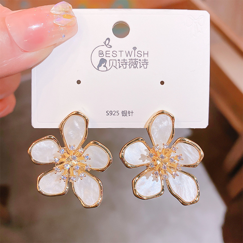 Bông tai nữ HOA 5 cánh vỏ sò nhụy đá zircon xi vàng pha cao cấp, Hoa tai nữ thiết kế hàn quốc độc đáo, Phụ kiện bông tai đi tiệc độc đáo B4951