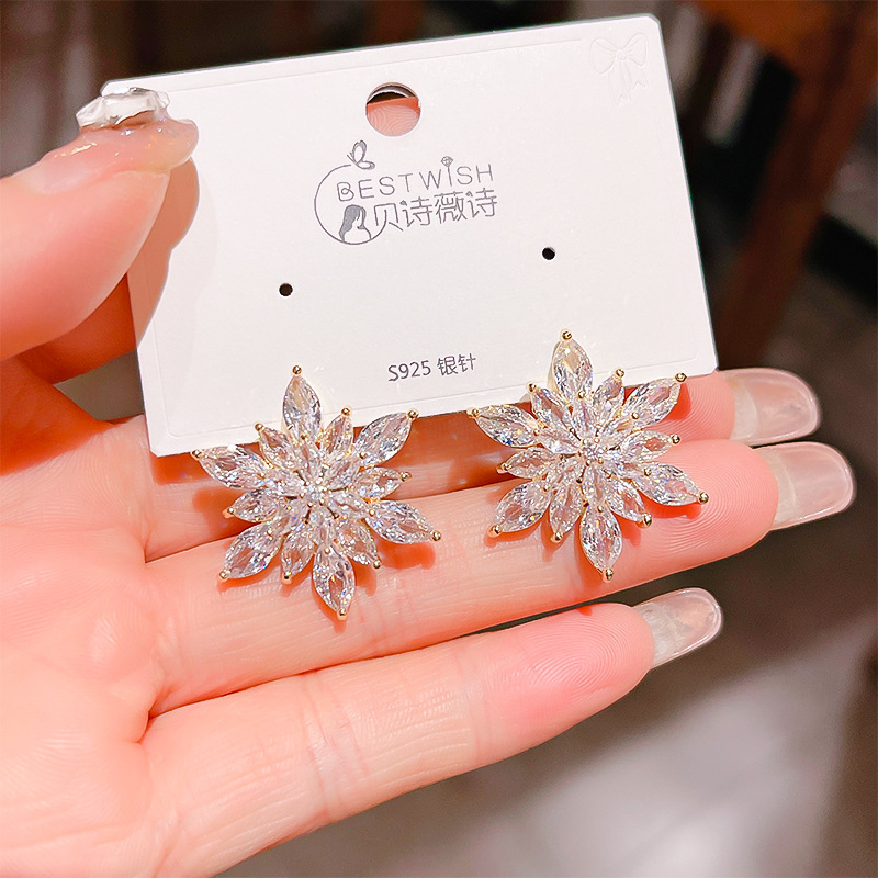 Bông tai nữ HOA Nhiều TẦNG đá zircon xi vàng pha cao cấp, Hoa tai nữ thiết kế hàn quốc độc đáo, Phụ kiện bông tai đi tiệc độc đáo B4959