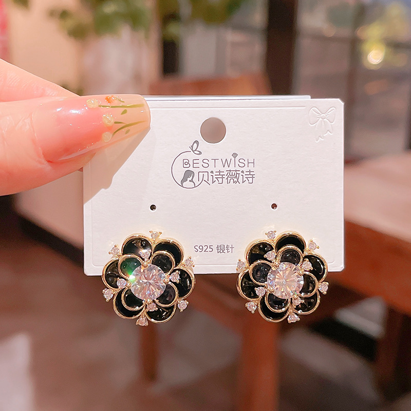 Bông tai HOA ĐEN nhụy đá zircon xi vàng pha cao cấp, bông tai nữ đẹp đi tiệc, Bông tai sang trọng, phụ kiện bông tai độc đáo B4970